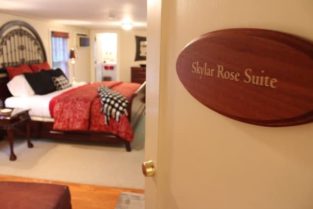 Syklar Rose Suite, 1 King Bed, Private Bathroom, Hill View