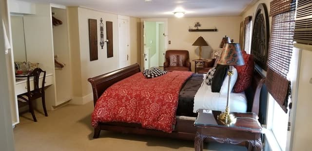 Syklar Rose Suite, 1 King Bed, Private Bathroom, Hill View