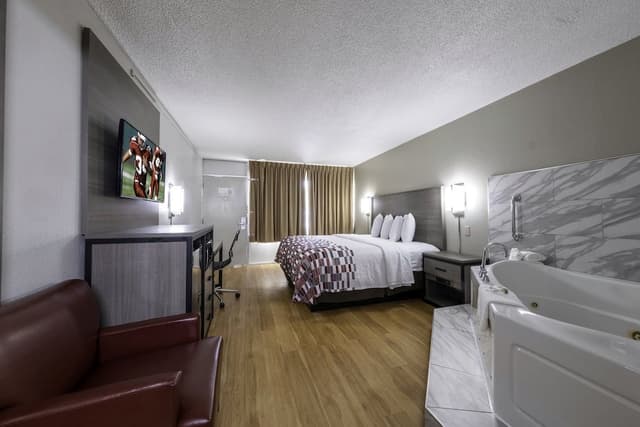 Deluxe Room, 1 King Bed, Jetted Tub (Smoke Free)