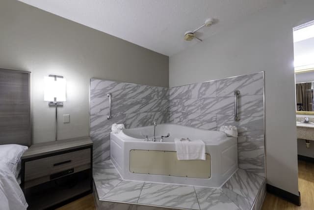 Deluxe Room, 1 King Bed, Jetted Tub (Smoke Free)