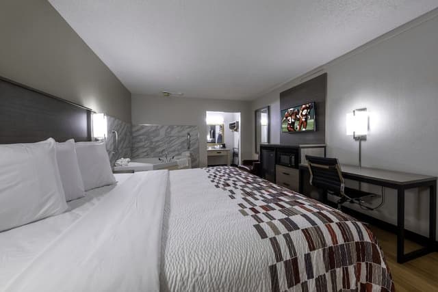 Deluxe Room, 1 King Bed, Jetted Tub (Smoke Free)
