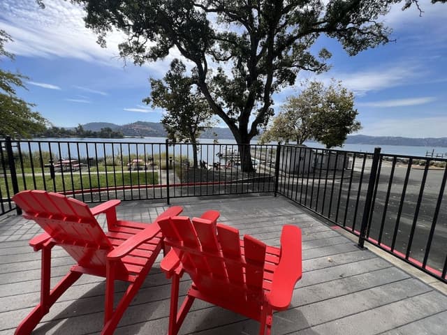 28 Large Lakeview 1 BR 1 Queen Bed