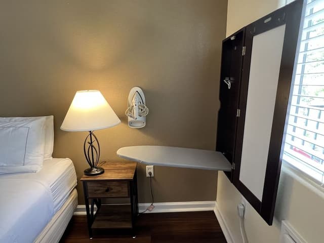 18 Accessible Cottage 2 Queen Beds