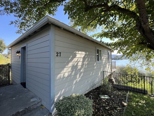 27 Waterfront Cottage 1 Queen Bed