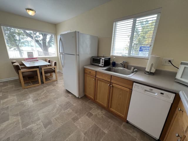 28 Large Lakeview 1 BR 1 Queen Bed