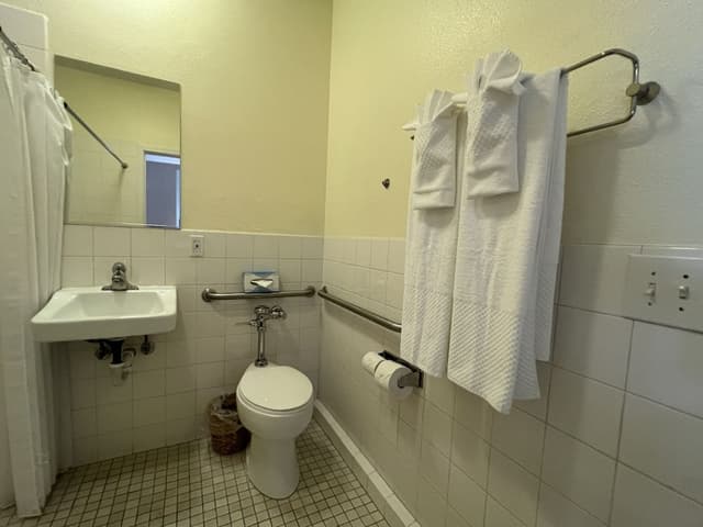18 Accessible Cottage 2 Queen Beds