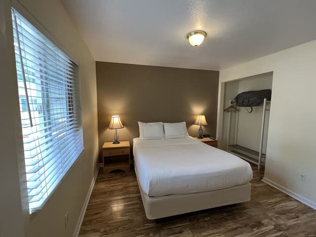 28 Large Lakeview 1 BR 1 Queen Bed
