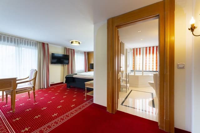 Junior Suite, 1 King Bed, Non Smoking, Mountain View (Studio)