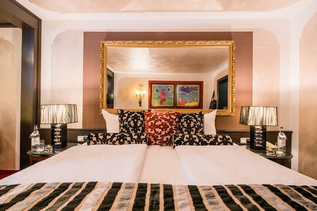 Junior Suite, 1 King Bed, Non Smoking, Mountain View (Studio)