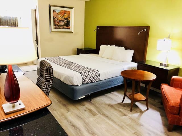 Standard King, Smoking - Newly Renovated