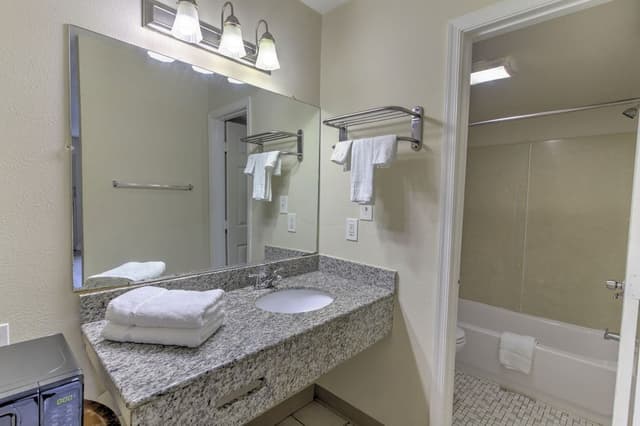 Efficiency King, Non-Smoking - Newly Renovated
