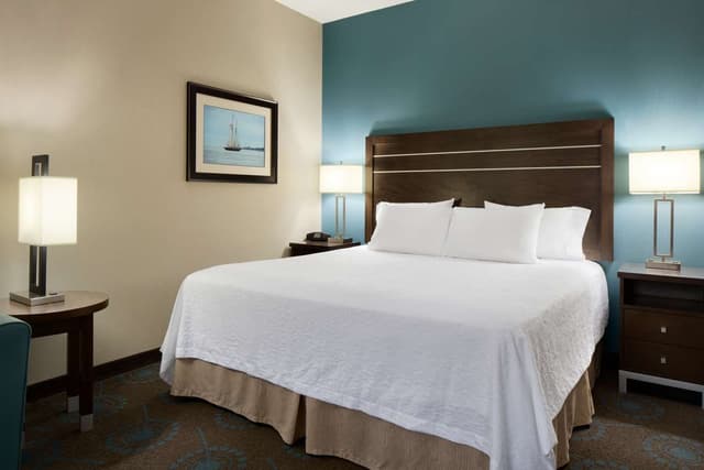 1 KING BED STUDY W/SOFABED NONSMOKING