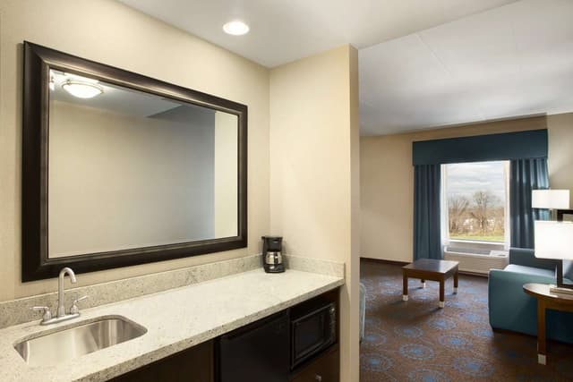 1 KING STUDIO SUITE W/WHIRLPOOL NONSMOKING