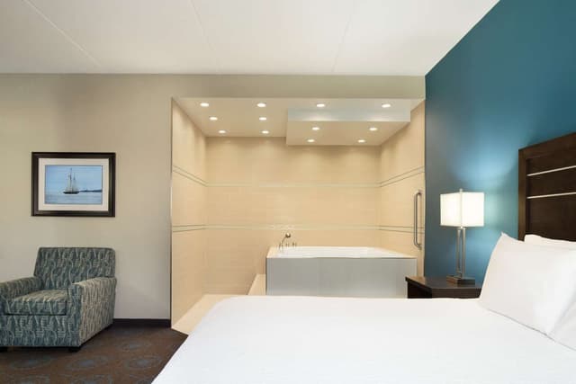1 KING STUDIO SUITE W/WHIRLPOOL NONSMOKING