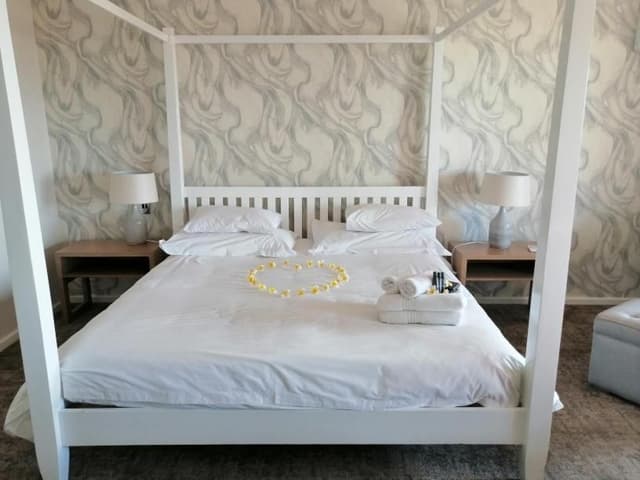 Honeymoon Suite