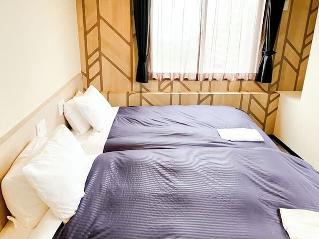 Twin Room, Smoking