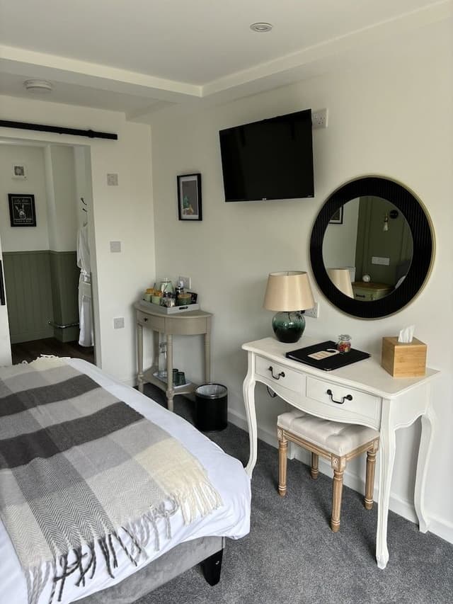 Deluxe Double Room, Ensuite, Garden View (Ground Floor Bedroom)