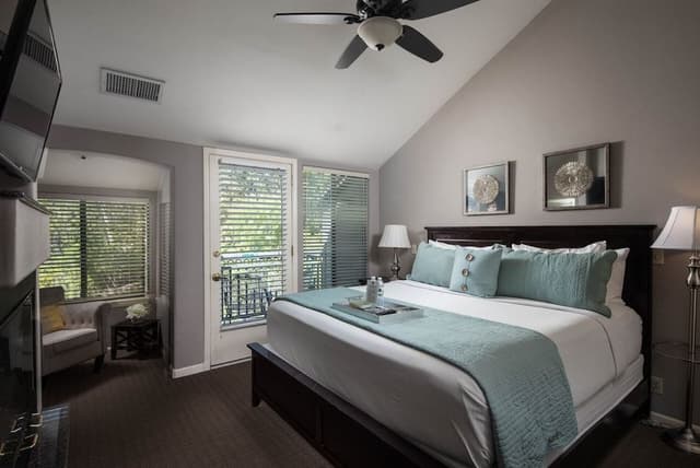 Creekside King Room 5