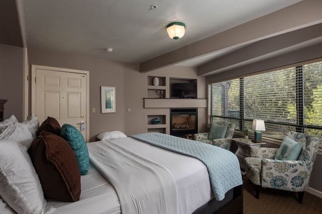 Creekside Queen Room 11