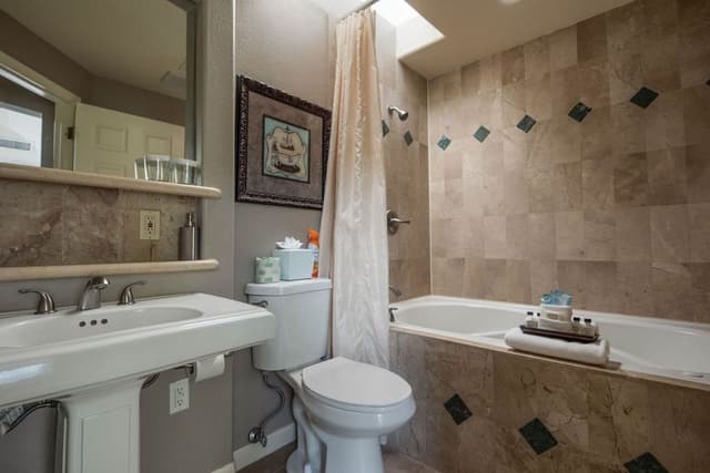 Creekside King Room 12