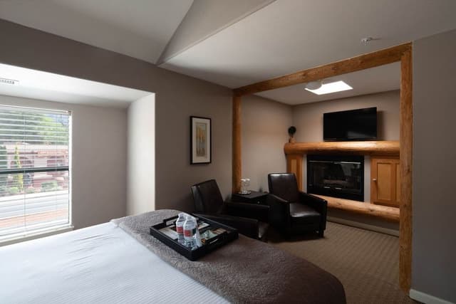 Red Rock Queen Room 9