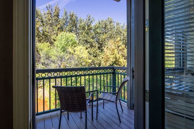 Creekside King Room 1
