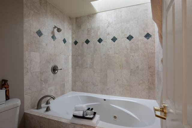 Creekside King Room 5