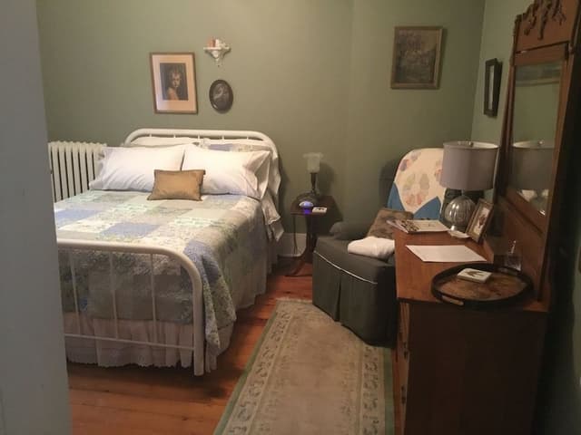 Hayley's Room With Shared Bath