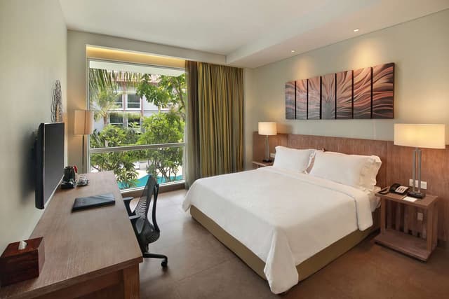 KING ROOM WITH POOL VIEW