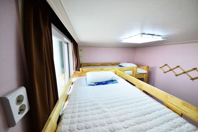 Shared Dormitory, Women only