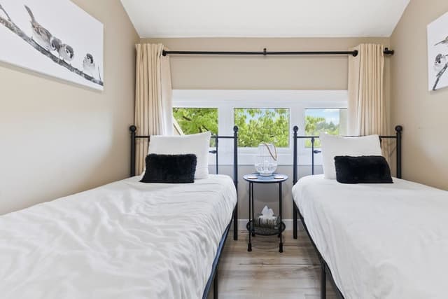 Deluxe Condo, 4 Bedrooms (106 Wintergreen - No Pets Allowed)