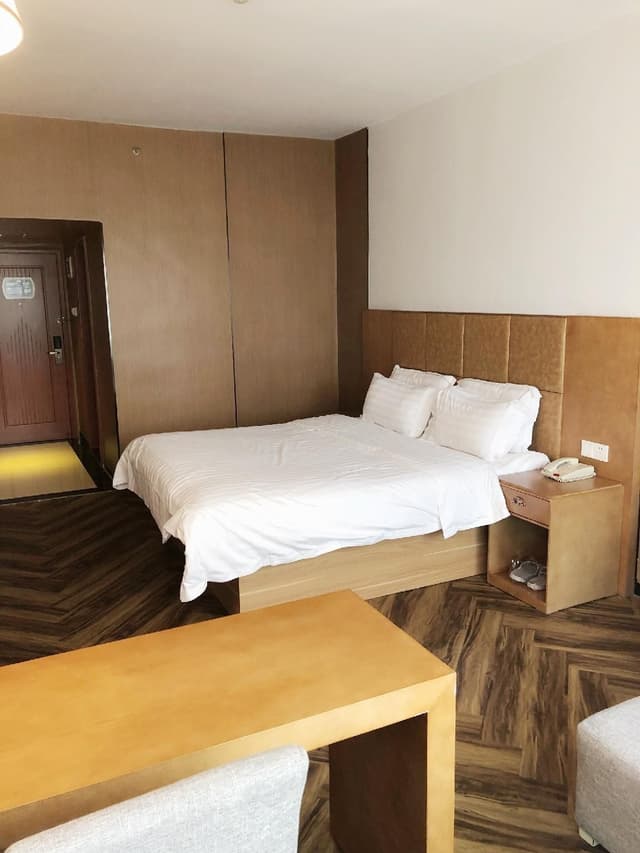 Business Queen Room