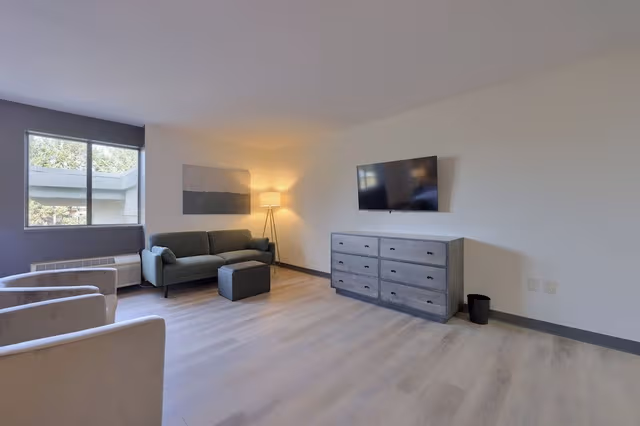 Superior Studio Suite, 1 King Bed, Kitchenette