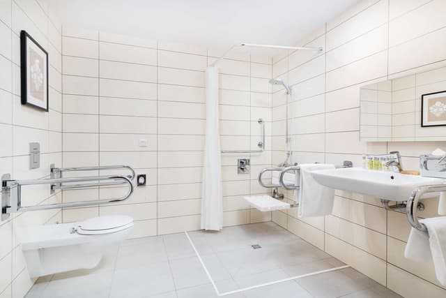 KING ACCESSIBLE GUEST ROOM