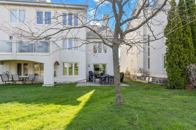 Grand Condo, 3 Bedrooms (119 Sierra Lane - No Pets Allowed)