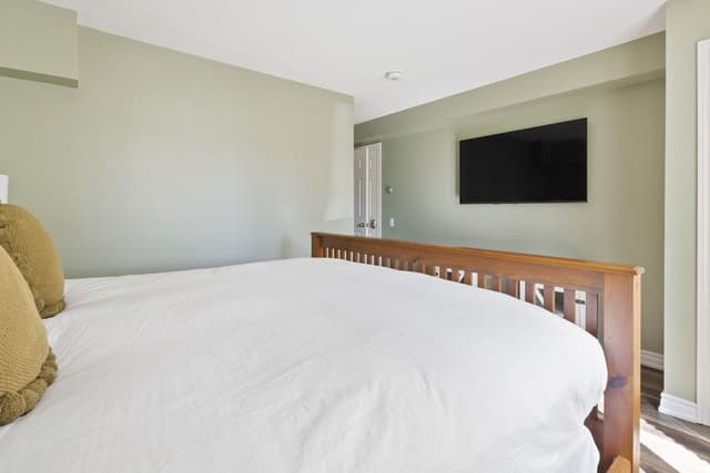 Grand Condo, 3 Bedrooms (119 Sierra Lane - No Pets Allowed)