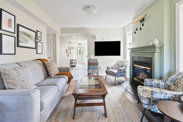 Grand Condo, 3 Bedrooms (119 Sierra Lane - No Pets Allowed)