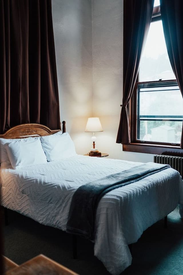 Suite, 1 Queen Bed (Deliberation)