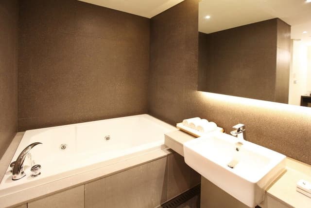 Deluxe Room (Saturday Check-in Time: 8 PM)