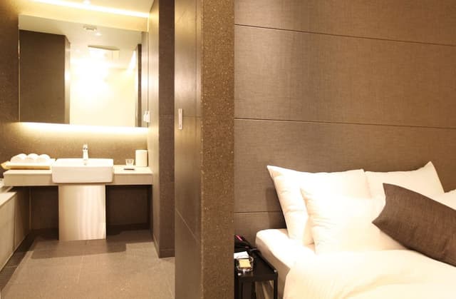 Deluxe Room (Saturday Check-in Time: 8 PM)