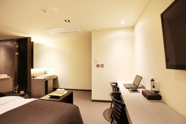 Deluxe Room (Saturday Check-in Time: 8 PM)