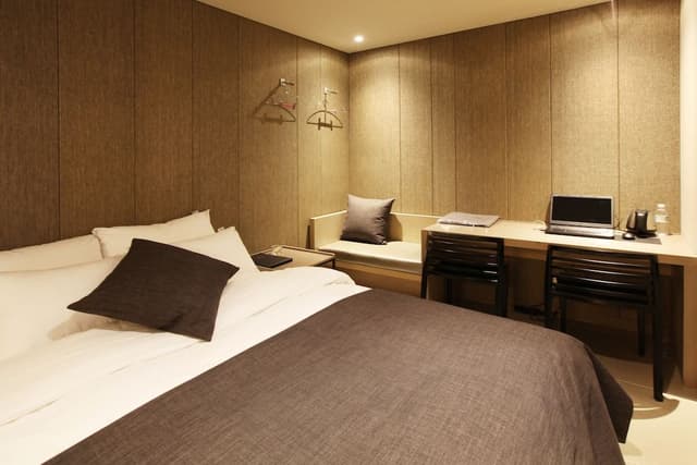 Deluxe Room (Saturday Check-in Time: 8 PM)