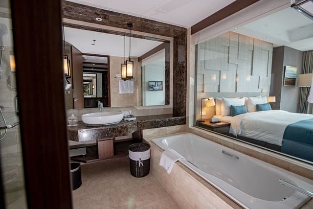 Premium Room, 1 Queen Bed, Accessible, Club Lounge Access