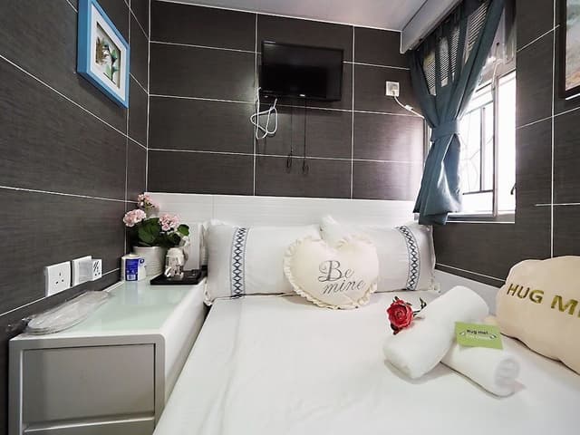 Group of 5 People ( 1 Double Room + 1 Triple Room )