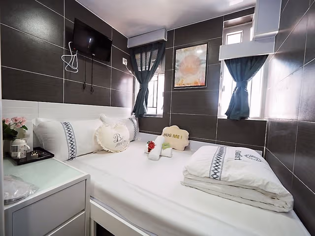 Group of 5 People ( 1 Double Room + 1 Triple Room )