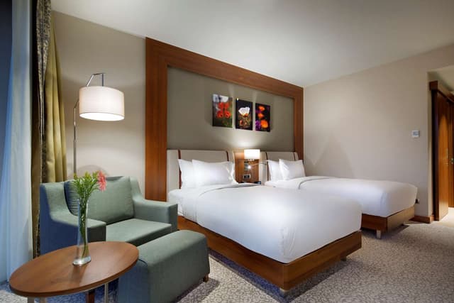 TWIN ROOM