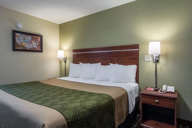Standard Room, 1 Queen Bed, Smoking (Pet Friendly)
