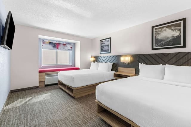 Suite, 2 Queen Beds, Accessible, Bathtub
