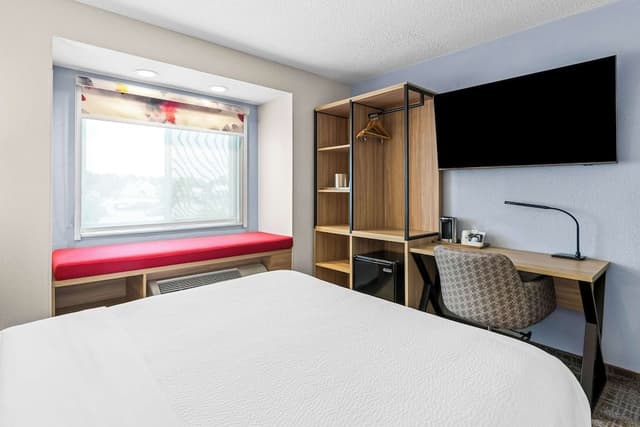 Standard Room, 1 Queen Bed, Accessible, Non Smoking (Walk-in Shower)
