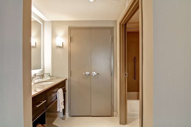 2 QN BEDS/1 KING-2 BDRM/2 BATH SUITE-NONSMOK